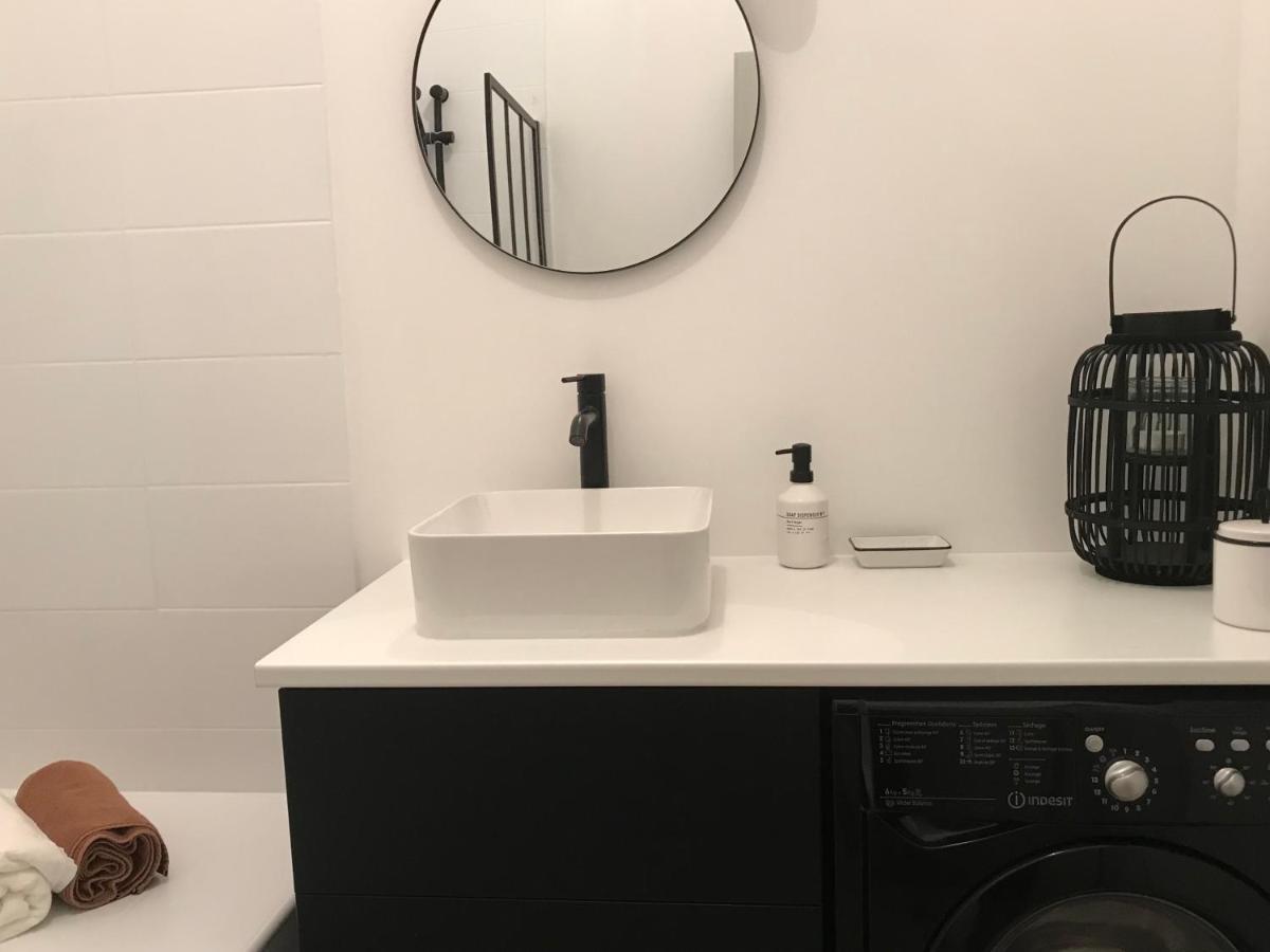 Nimes , appartement rénové dans immeuble classé. Exterior foto