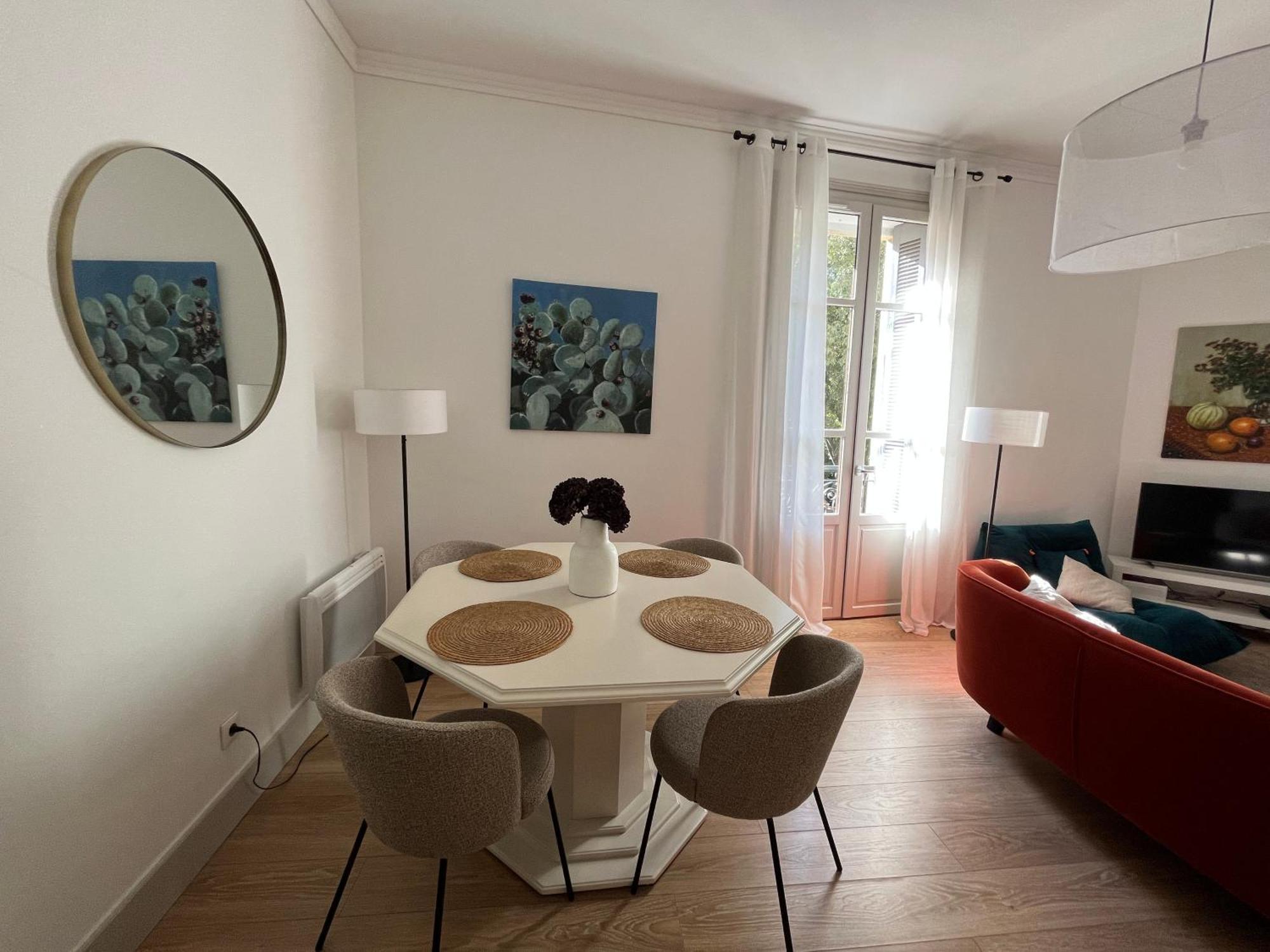 Nimes , appartement rénové dans immeuble classé. Exterior foto