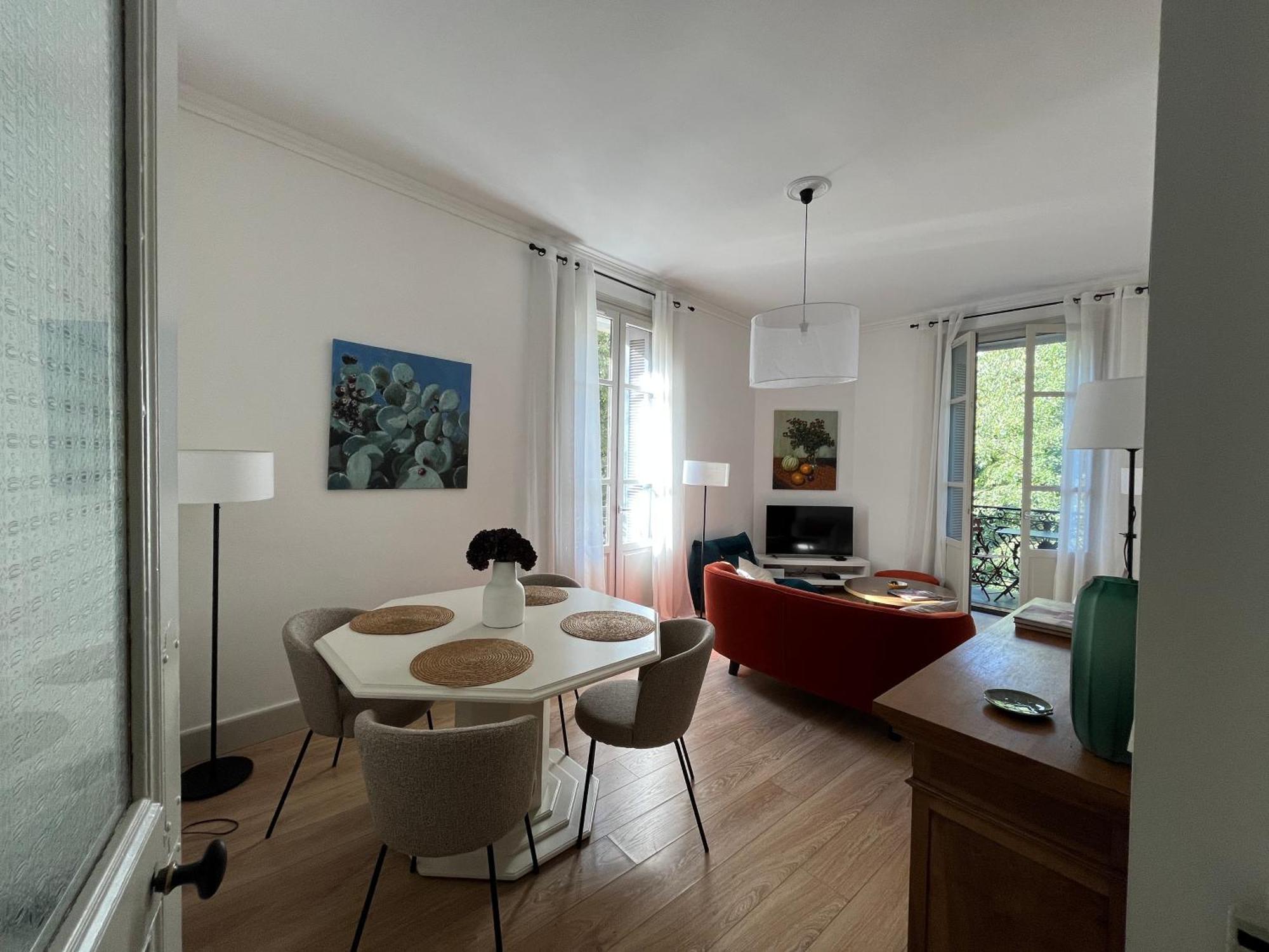 Nimes , appartement rénové dans immeuble classé. Exterior foto