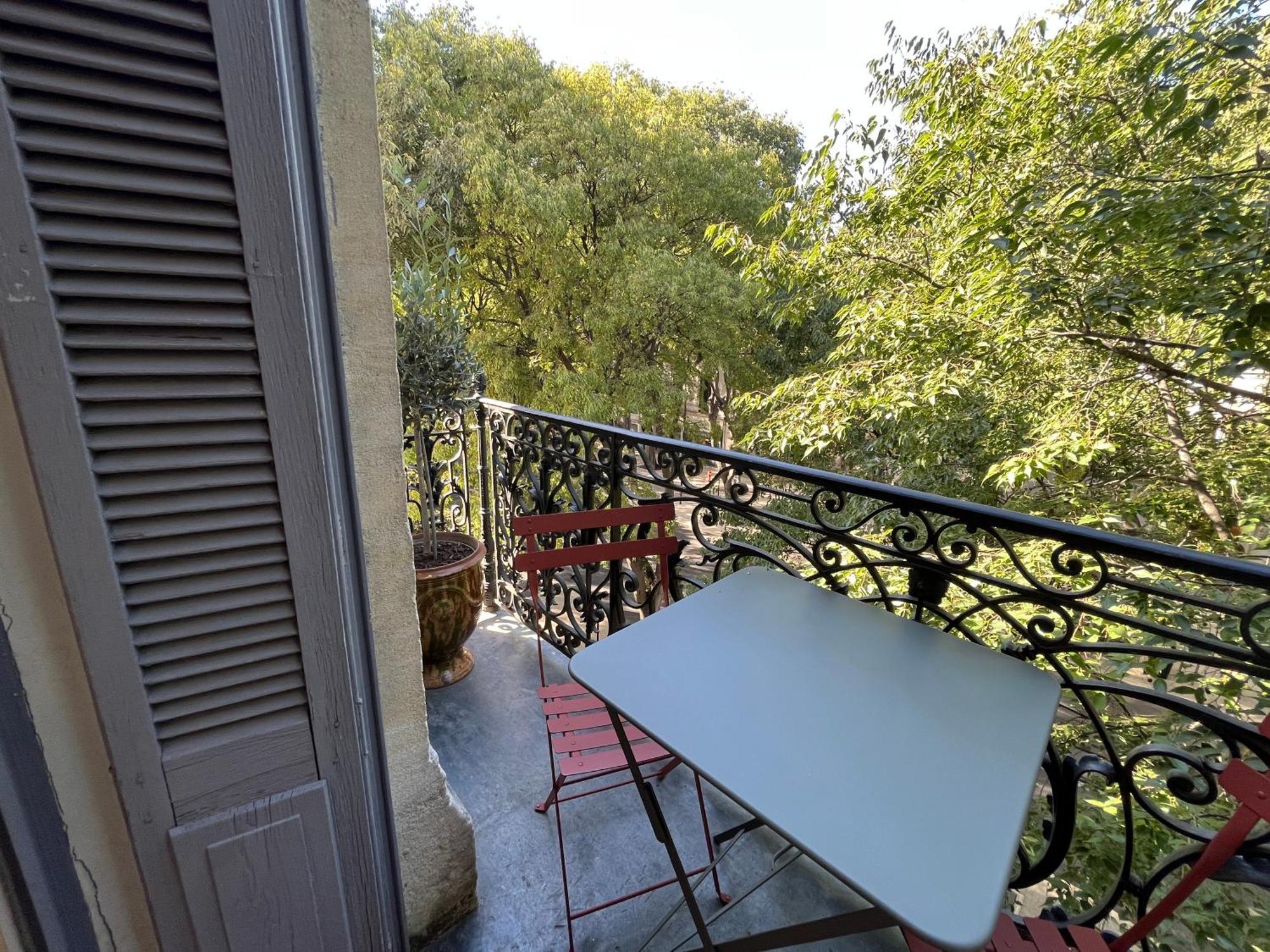Nimes , appartement rénové dans immeuble classé. Exterior foto
