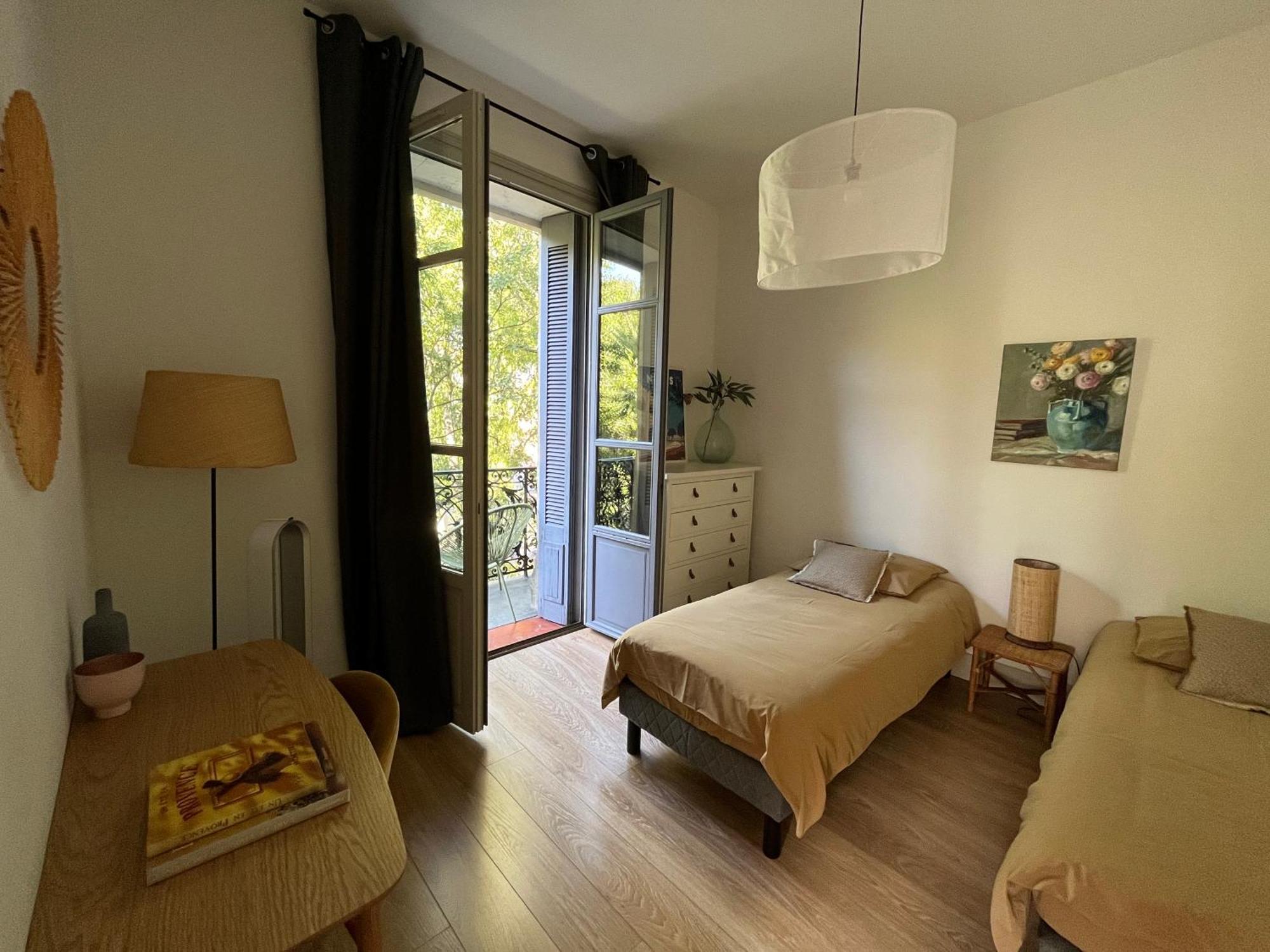 Nimes , appartement rénové dans immeuble classé. Exterior foto