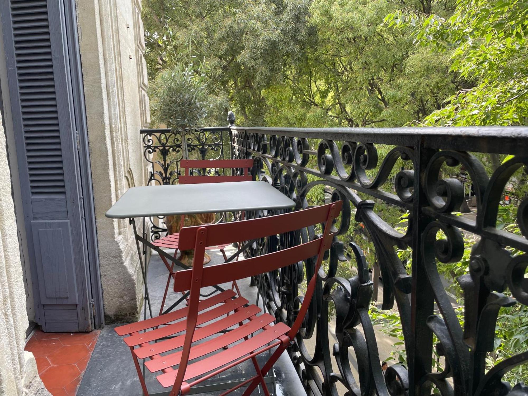 Nimes , appartement rénové dans immeuble classé. Exterior foto